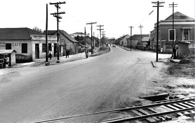O asfalto chega ao ponto final do Portão, hoje cruzamento com a Av. Kennedy. Ainda aparecem os trilhos da Estrada de Ferro. Foto ainda de 1952 | 