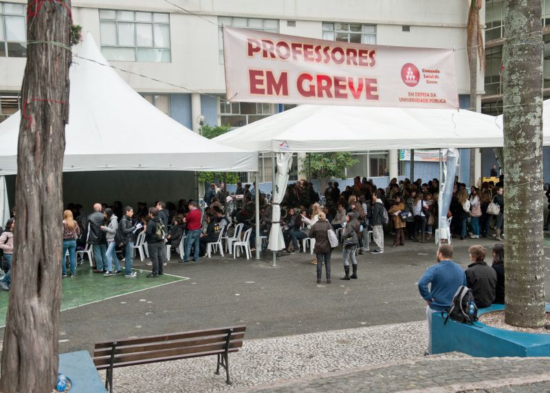 No câmpus da Reitoria da UFPR, em Curitiba, professores promoveram uma aula pública para expor suas reivindicações | Marcelo Andrade/ Gazeta do Povo