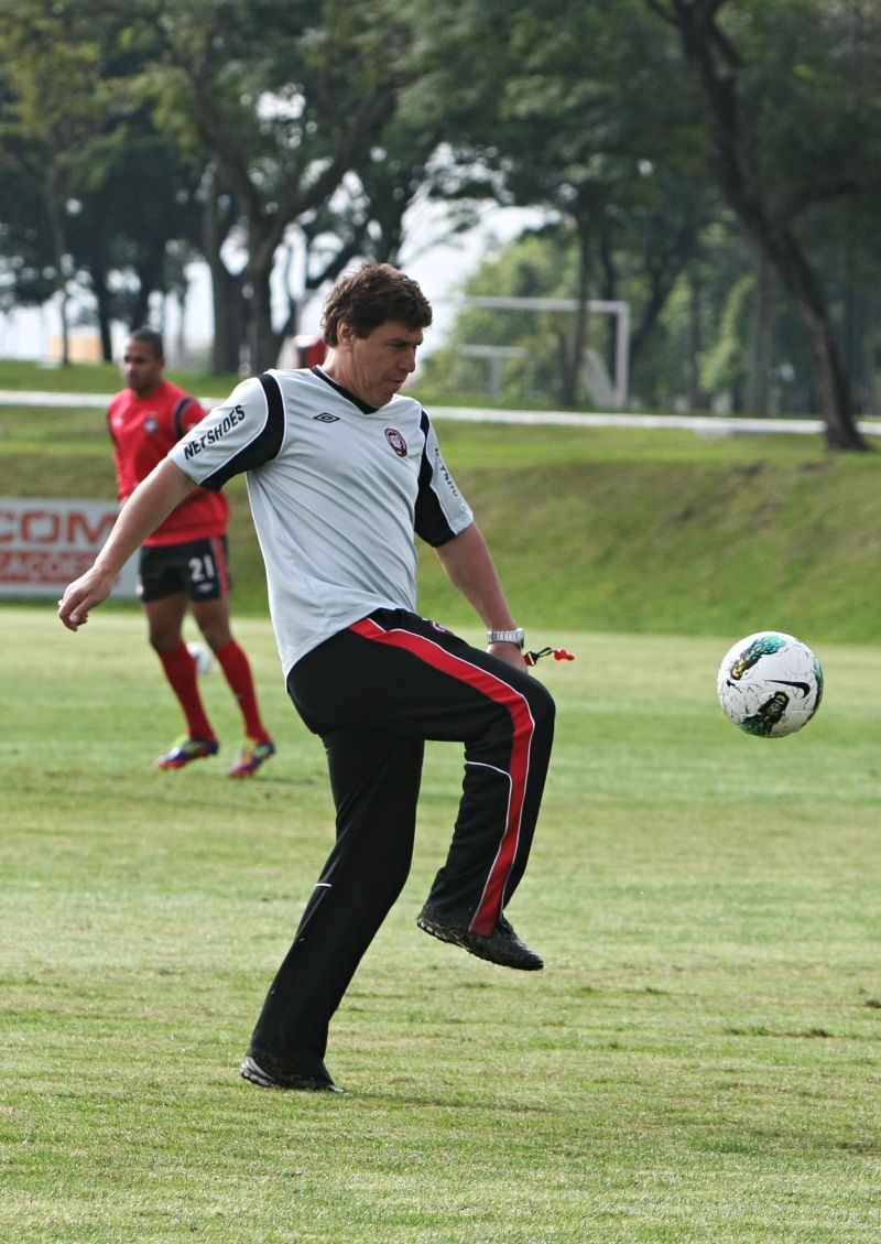 Carrasco deixou de fora o meia Paulo Baier, preservado para o Atletiba, para escalar o marcador Renan Teixeira | Aniele Nascimento/ Gazeta do Povo