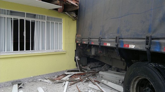 Caminhão invade casa depois de colisão com outro caminhão | 