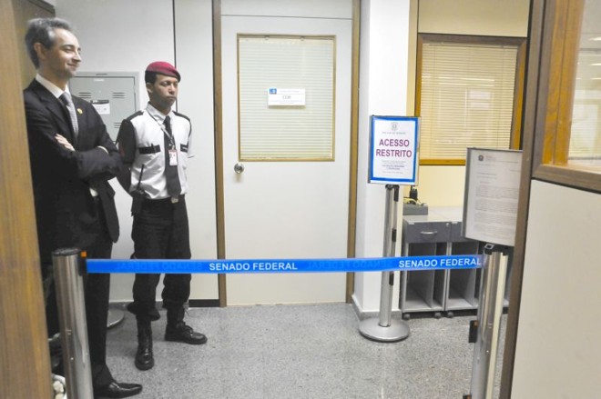 Para garantir sigilo do inquérito, sala da da CPMI é protegida por seguranças | 