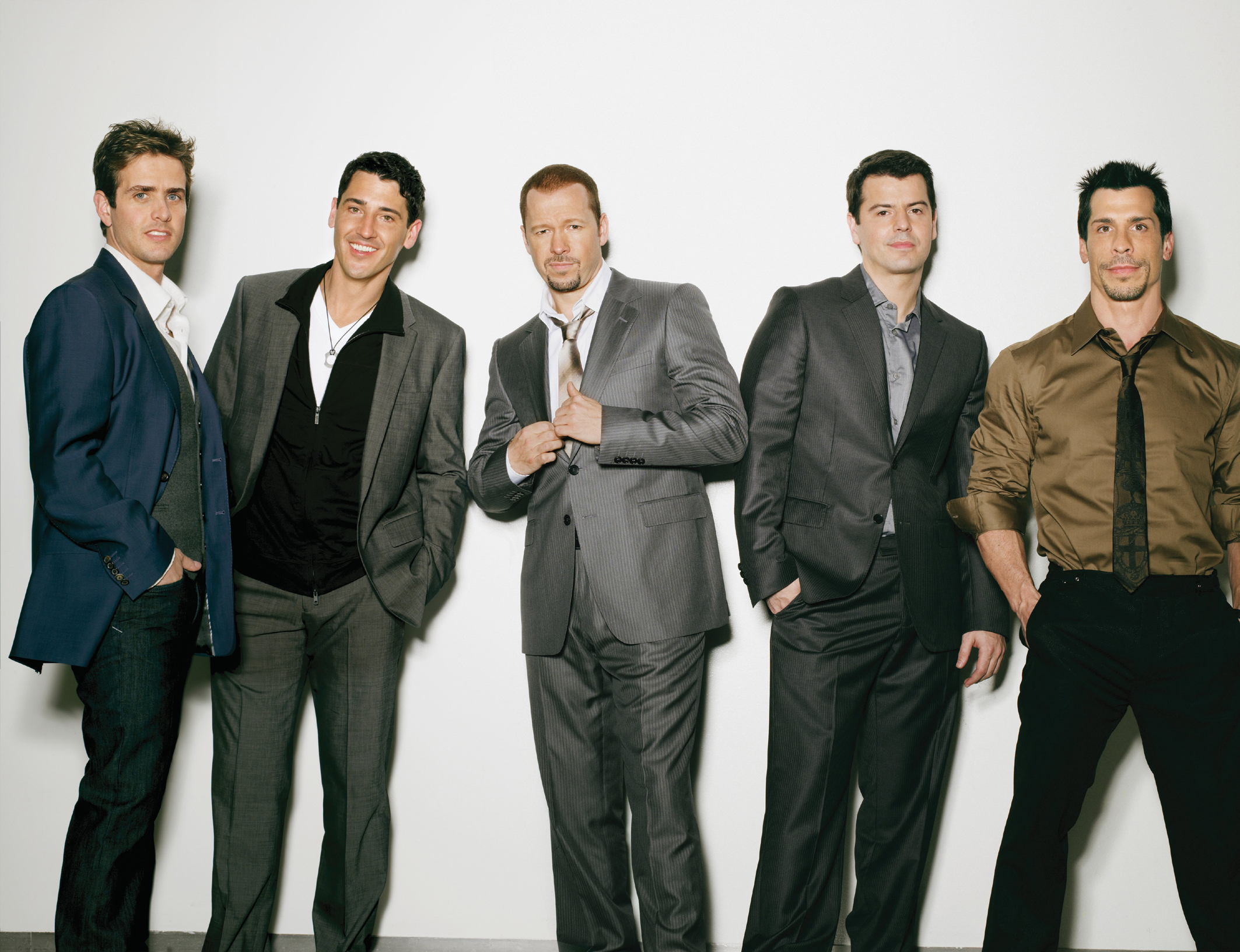 A banda se apresenta com a formação original (a partir da esq.): Joe McIntyre, Jonathan Knight, Donnie Wahlberg, Jordan Knight e Danny Wood | Divulgação