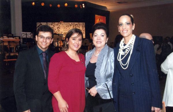 Em concerto no Castelo do Batel, com renda destinada ao Hospital e Maternidade de Sengés (Paraná) cidade castigada pelas inundações de 2010, as presenças de João e Francine Miranda, ele, diretor daquela instituição, a anfitriã Vera Lupion e sua nora Priscila Lupion | Divulgação