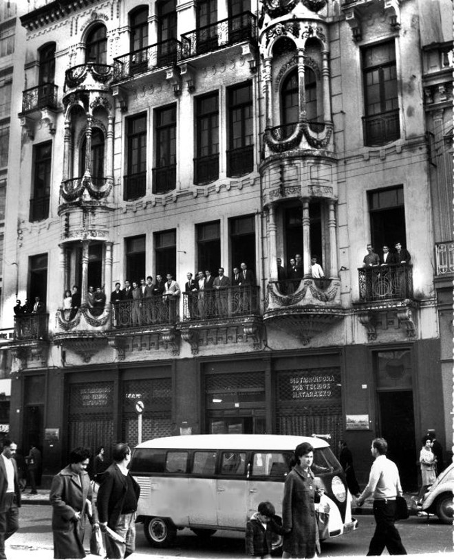 Rua XV de Novembro em meados da década de 1960. Funcionários do escritório das Indústrias Matarazzo se reúnem nas sacadas para uma fotografia para relembrar o prédio que será demolido, para o alargamento da rua |