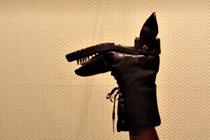 Histórias de Meia Sola usa um coturno mililtar para representar o Lobo Mau de Chapeuzinho | Rajp/Pho/Divulgação