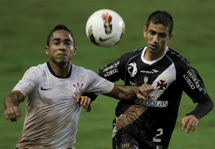 Jorge Henrique e Thiago Feltri disputam a bola no empate em 0 a 0 entre Vasco e Corinthians na primeira partida das quartas da Libertadores | EFE