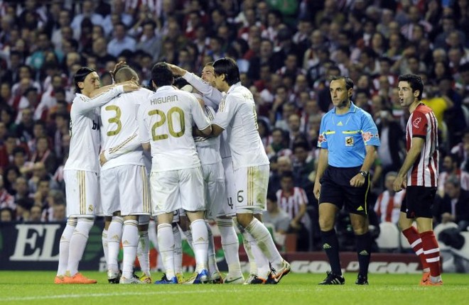 Jogadores do Real Madrid comemoram o gol de Cristiano Ronaldo na vitória sobre o Athletic de Bilbao, que garantiu o título espanhol |