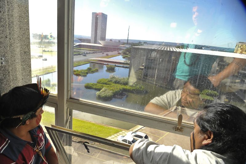 Índigenas observam o Congresso da janela do ministério: 19 reivindicações | Elza Fiuza / Agência Brasil