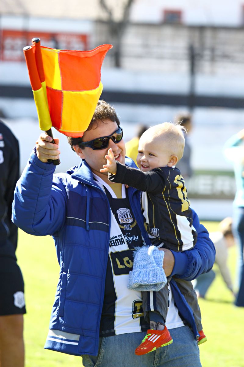 Pai e filho, ambos com a camisa do Operário, participam da festa de 100 anos do clube, realizada ontem no Germano Krüger | Marco Favero/ Gazeta do Povo