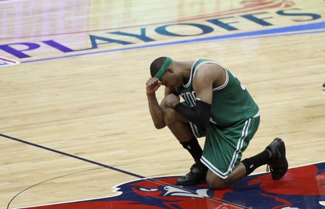 Paul Pierce imita o quarterback Tim Tebow após marcar dois de seus 36 pontos na partida do Celtics contra o Hawks |