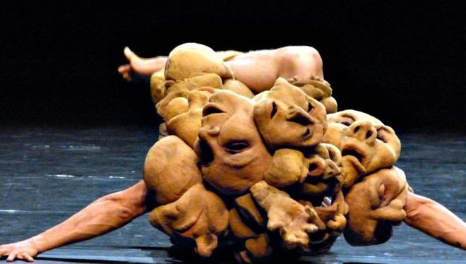 Máscaras da Siameses (SP) transcendem a noção de cenário ou figurino e tornam-se corpo |