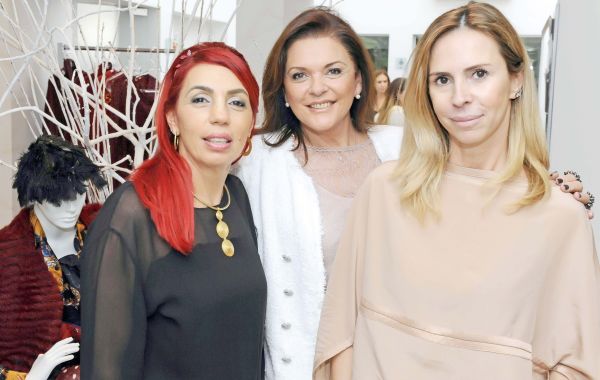 Viviane Kaled (à esq.) foi a anfitriã do tradicional Nhoque da Fortuna ontem em sua loja VK Empório, que teve como convidada especial a jornalista e colunista de moda Ana Clara Garmendia (à dir.) Entre as amigas que passaram por lá estava a empresária Beatriz Séra (ao centro) | Gerson Lima