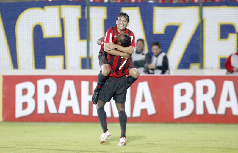 O meia Ligüera abraça o atacante Guerrón na comemoração do segundo gol do Atlético: motivação extra para o Atletiba | Angelo Pettinati/ O Tempo/ Folhapress