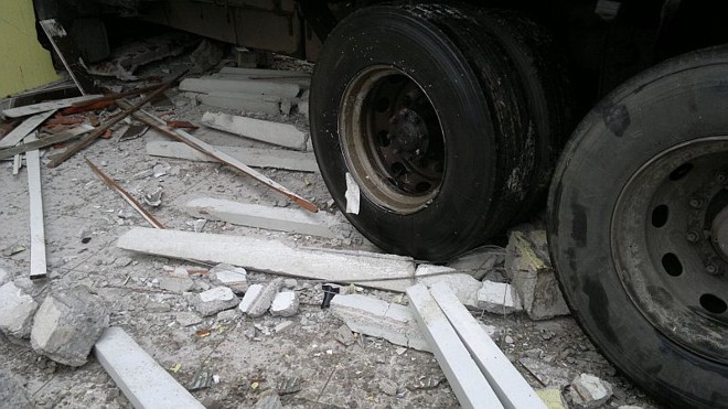 Pedaços do muro da casa ficam espalhados pelo quintal | 