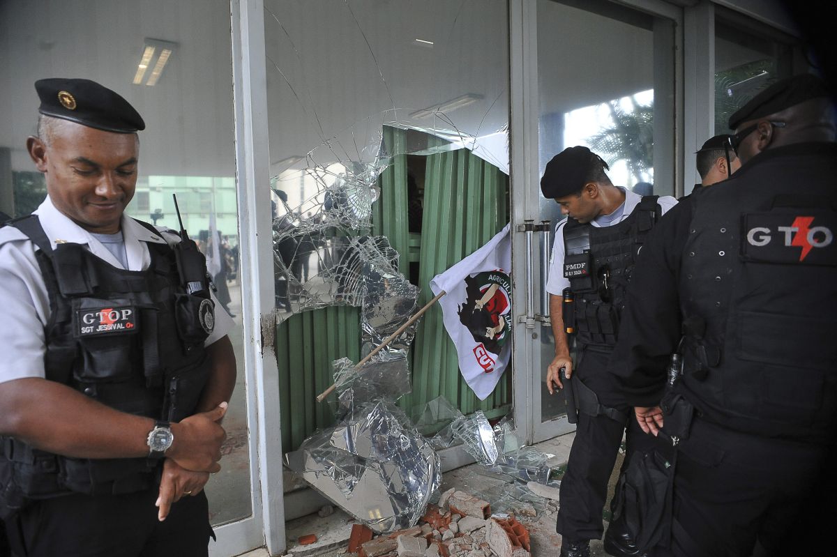 Para a ocupação do Ministério, os manifestantes renderam os seguranças do prédio e quebraram o vidro da porta principal | Agência Brasil