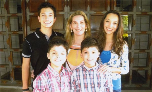 Maria do Rosário do Amaral Antunes com os filhos João Guilherme e Ana Beatriz. Em frente, os gêmeos Luiz Otávio e Pedro Antonio | Divulgação