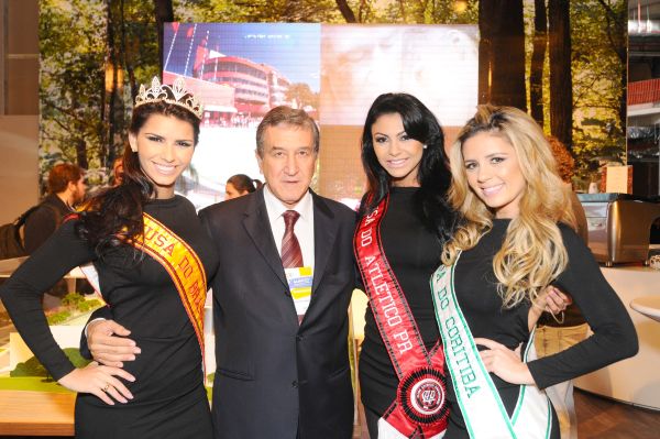 O técnico Carlos Alberto Parreira em boa companhia, com as musas do Brasileirão 2011, Bianca Leão (à esq.); Nadia Kelly, do Atlético, e Larissa Gomes, do Coritiba, na abertura do FOOTECON Curitiba, o Fórum de Futebol realizado ontem nas obras do shopping Pátio Batel, do qual ele foi o coordenador | Ricardo Lopes de Oliveira