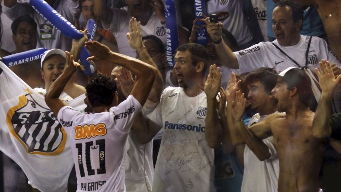 Paulo Henrique Ganso comemora com alucinados torcedores santistas após marcar um golaço de letra contra o Bolívar | Paulo Whitaker/Reuters