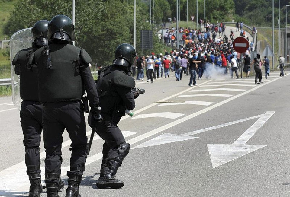 Tensão na Espanha: Guarda Civil enfrenta protesto de mineiros contra o corte de investimentos | Eloy Alonso/Reuters