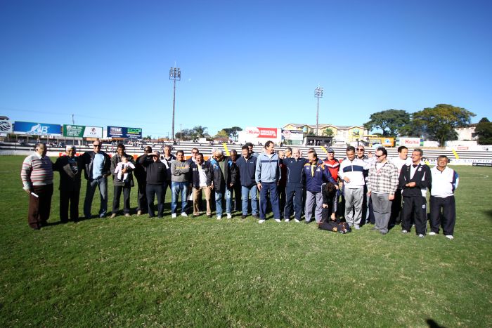 Cem ex-jogadores do Operário foram homenageados no centenário da equipe no Estádio Germano Krüger | Marco Favero / Gazeta do Povo
