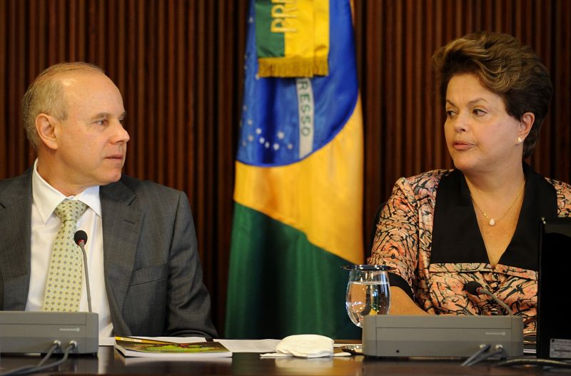 O ministro Guido Mantega e a presidente Dilma Rousseff, que defendem a redução dos juros. | Ueslei Marcelino/Reuters