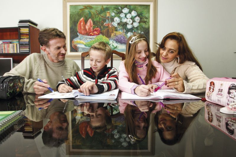 André e Sandra Barbian têm horários definidos a serem seguidos pelos filhos Luanna e André Júnior | Daniel Castellano / Gazeta do Povo