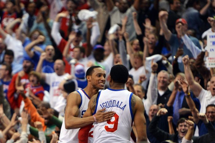 Evan Turner e Andre Iguodala comemoram na vitória decisiva do Sixers sobre o Bulls | Drew Hallowell/AFP