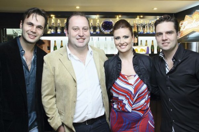 Os empresários da noite Thiago Pissaia, Eduardo Campagnoni (ambos à esq.) e Charles Bonissoni (à dir.) foram os anfitriões do coquetel de inauguração da WS Brazil, nova casa do Grupo Woods, realizado no último dia 26, na Alameda Dr. Carlos de Carvalho, no Batel. Também na foto, Eveline Campagnoni, mulher de Eduardo |