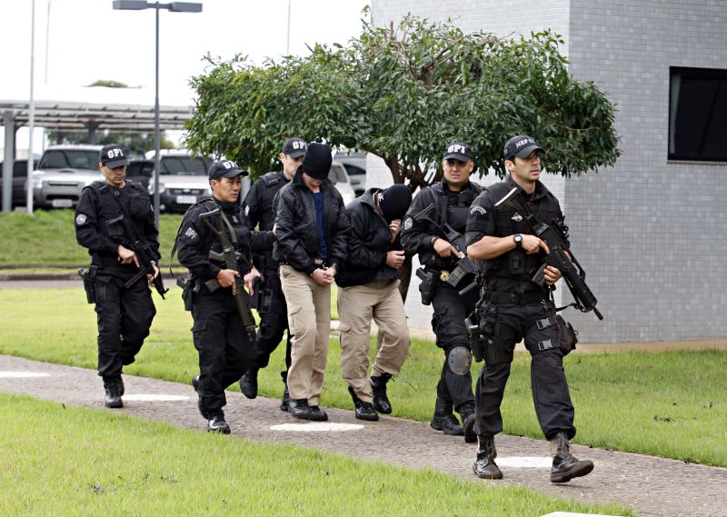 Policiais rodoviários federais são presos na Operação Carro Forte, que aconteceu nesta quinta-feira, em Foz do Iguaçu | Christian Rizzi / Agência de Notícias Gazeta do Povo