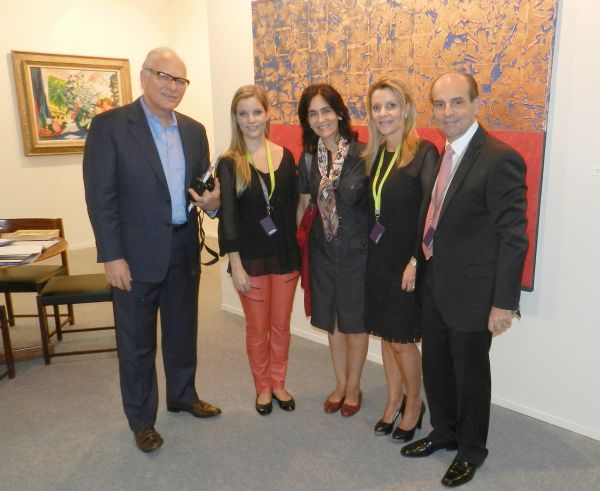 O vice-presidente da Casa de Leilões Sotheby´s, de Nova York, Axel Stein (à esq.), e a representante no Brasil, Kátia Mindlin Leite Barbosa (de cabelos escuros), fizeram uma visita ao estande da galeria Simões de Assis durante a SP Arte 2012, encerrada no último domingo. Os dois foram recebidos pelo casal Flávia e Waldir Simões de Assis e sua filha Laura. Ao fundo, as obras de Cícero Dias (à esq.) e Gonçalo Ivo | Sergio Guerin