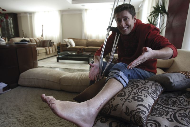 Bruno José dos Santos fez um cercado de almofadas para proteger a filha, mas foi ele quem acabou se machucando  e tendo que operar a perna | Jonathan Campos/Gazeta do Povo