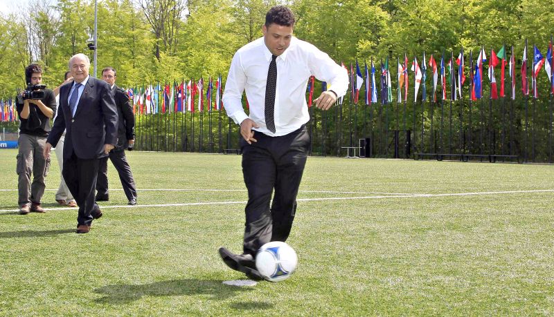 Ronaldo bate bola sob o olhar de Joseph Blatter, da Fifa | Arnd Wiegmann/ Reuters