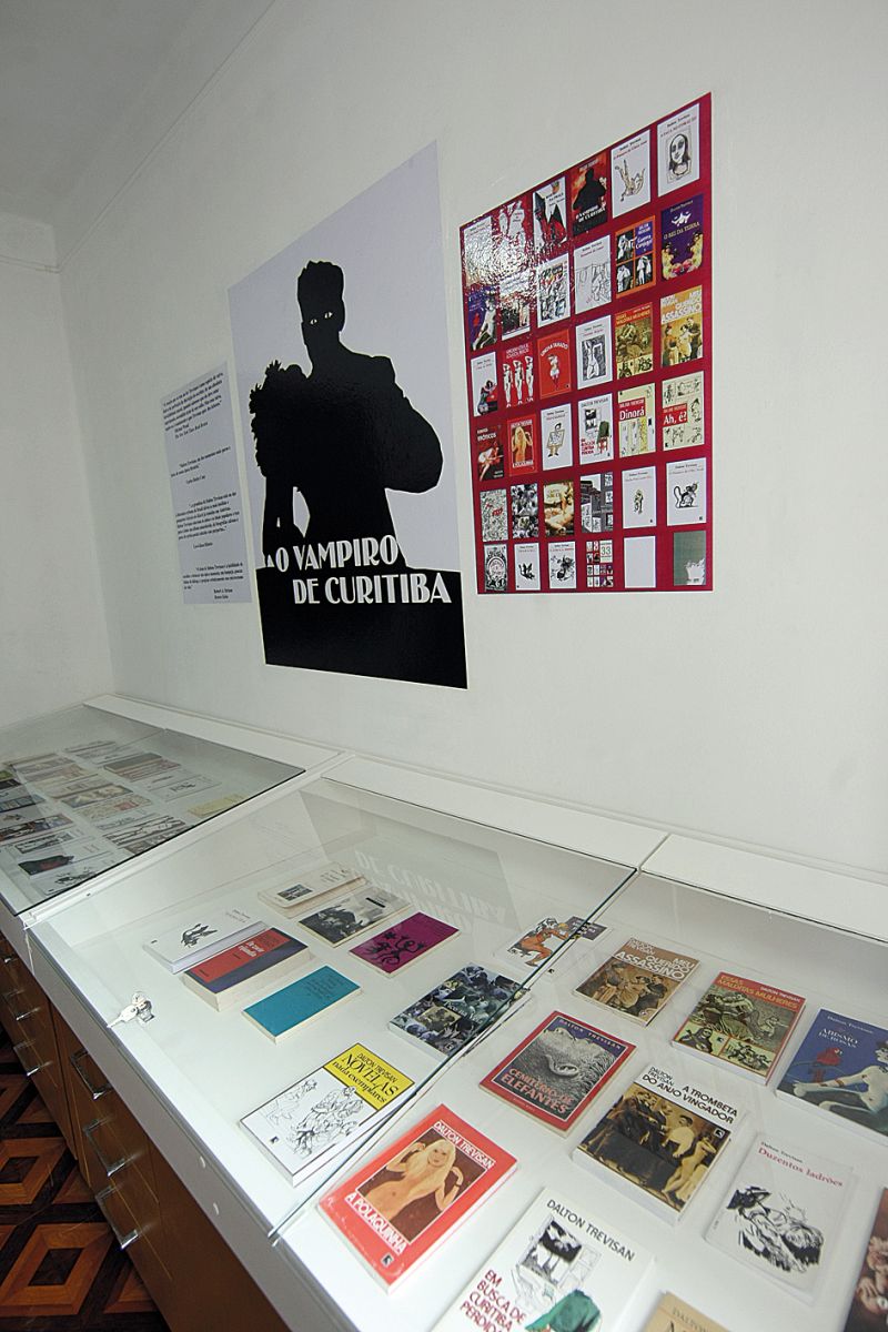 Sala Dalton Trevisan é composta por 56 obras do autor | Aniele Nascimento/Gazeta do Povo