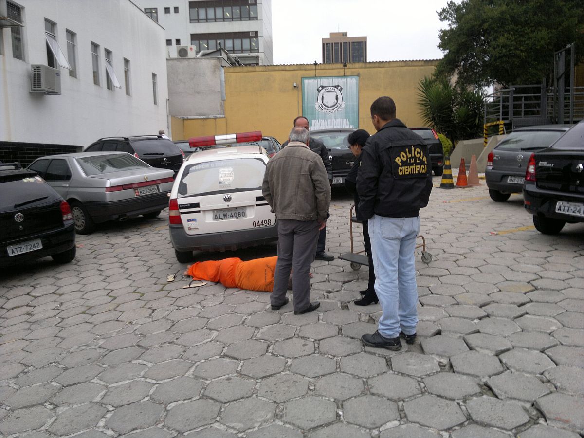 Acusado de duplo homicídio em Bocaiúva do Sul ficou dez minutos no chão antes de ser encaminhado a perícia no Instituto de Criminalística porque alegou que foi espancado por outros presos | Heliberton Cesca / Gazeta do Povo