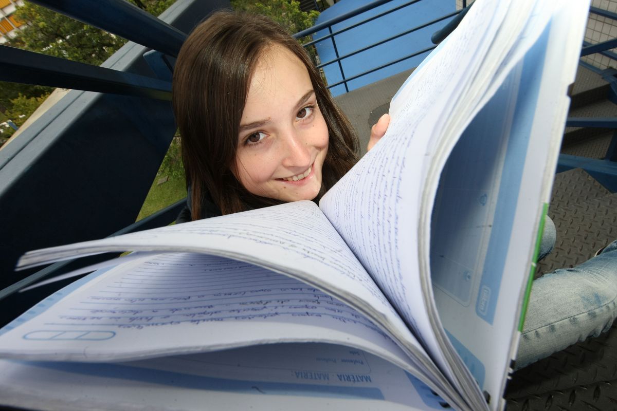 Apesar de ser considerada fonte confiável, Vitória sabe que seu caderno não salva ninguém que não tenha prestado atenção nas aulas | Ivonaldo Alexandre / Gazeta do Povo