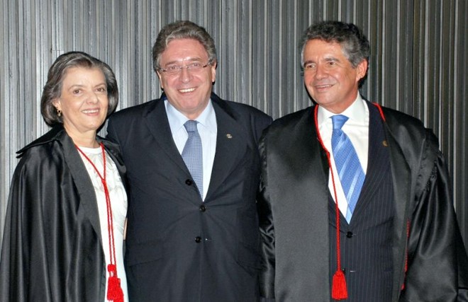 No Tribunal Superior Eleitoral- Rogério Portugal Bacellar, presidente da Anoreg, esteve na posse da ministra Carmem Lucia e do ministro Marco Aurélio no Tribunal Superior Eleitoral, ocasião em que os cumprimentou pelo novo cargo | 