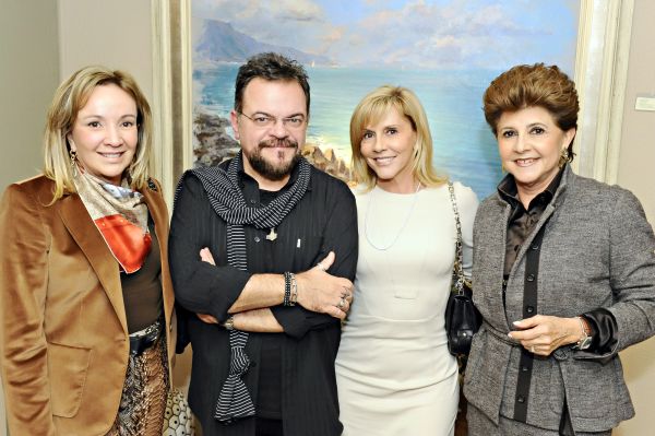 Celso Coppio recebeu amigos e clientes para um brinde especial em comemoração ao Dia das Mães em sua galeria de arte na última quinta-feira. Entre os que passaram por lá estavam Izaura Müller (à esq.), Jandirinha Khury e Norma Camargo | Gerson Lima