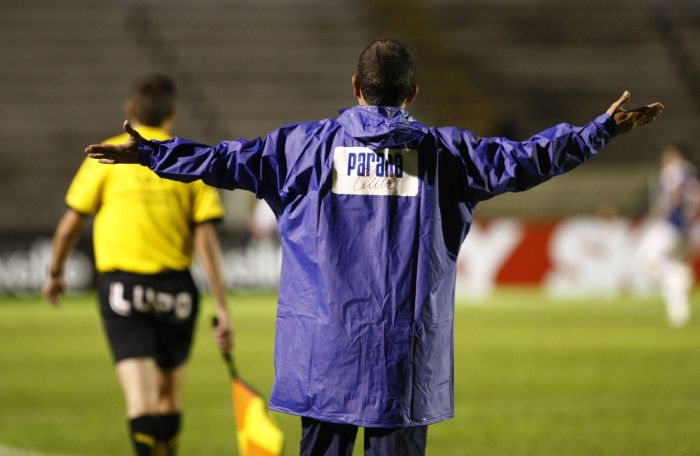 Após vitória sobre o Serrano, Ricardinho afastou Dieguinho do elenco e entregou o caso para diretoria decidir o que fazer com o jogador | Hugo Harada / Gazeta do Povo