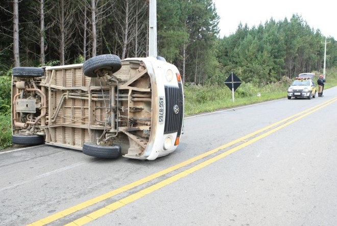 Com o capotamento, um menino de 5 anos morreu no local e uma outra passageira ficou ferida |