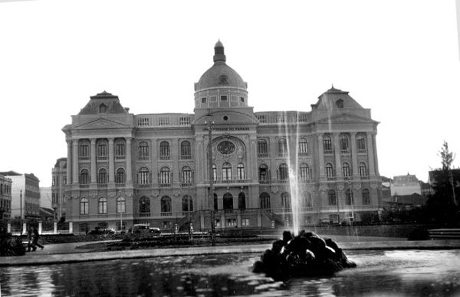 A Praça Santos Andrade, com o repuxo na frente da Universidade. Não temos a data da inauguração do mesmo |