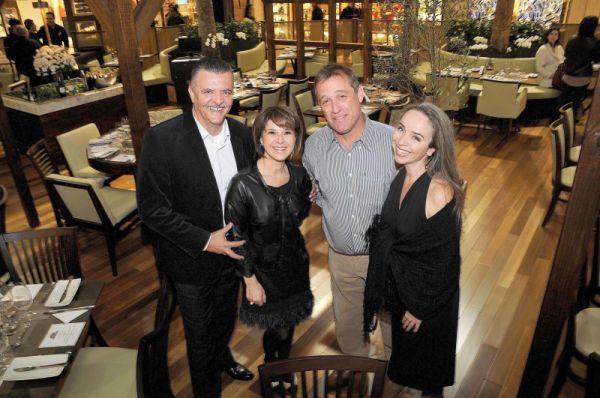 O casal Isis e Ivan Rodrigues (à esq.) inaugurou nesta semana o Empório Santa Genoveva no Shopping Crystal. Entre os convidados, a arquiteta Michele Araldi (à dir.), que assina o projeto do bistrô/loja, e seu marido, o engenheiro Caio Novaes, responsável pela obra | Kraw Penas
