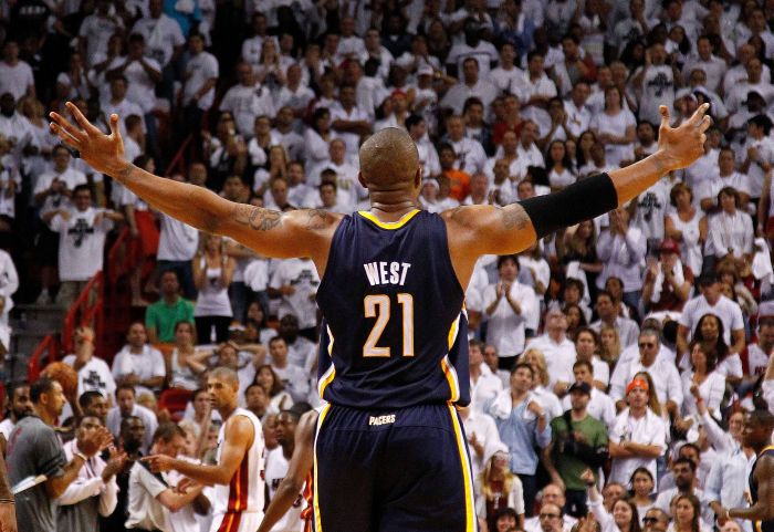 Com 16 pontos e dez rebotes, David West foi o principal destaque do Indiana Pacers na vitória sobre o Miami Heat na Flórida | Mike Ehrmann/AFP