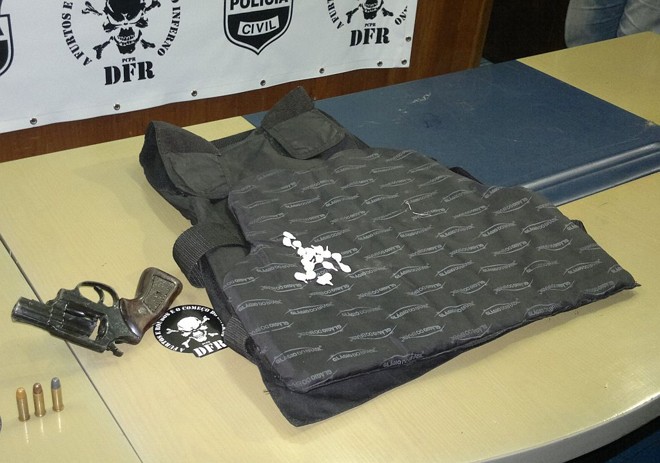 Com os suspeitos, polícia apreendeu cocaína, dinheiro, revólver e um colete à prova de balas |
