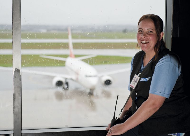 Silvana do Rosário: "no final do trabalho, fico olhando os aviões e imaginando que um dia eu vou viajar num daqueles | Marcelo Andrade/ Gazeta do Povo