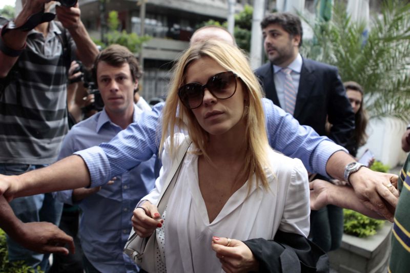 A atriz Carolina Dieckmann esteve ontem na Delegacia de Repressão aos Crimes de Informática, no Rio, para prestar depoimento | Guto Maia/Folhapress