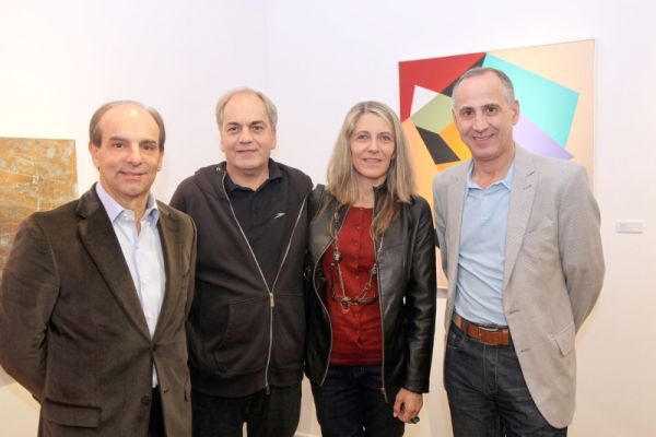 O marchand Waldir Simões de Assis (à esq.), com o crítico de arte Rodrigo Marques Ferreira (ao seu lado), a artista plástica Eliane Prolik e o secretário da Cultura do Paraná, Paulino Viapiana (à dir.), na abertura da exposição Cor e Forma III, na última terça-feira, na Simões de Assis Galeria de Arte. A mostra permanece até 30 de junho | Rogério Theodorovy