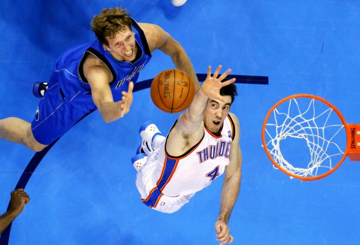 Collison, do Thunders, briga pela bola com o alemão Nowitzki, do Mavericks | Reuters