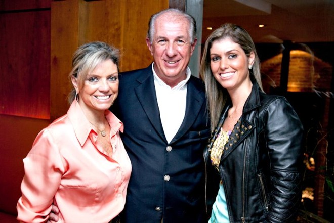 FESTA SURPRESA- Maria Izabel Lazzarotto de Oliveira ganhou festa surpresa na última semana, no restaurante Le Rechaud, oferecida por sua mãe, a party designer Rossana, ambas na foto ao lado do pai de Bebel, Moacir |