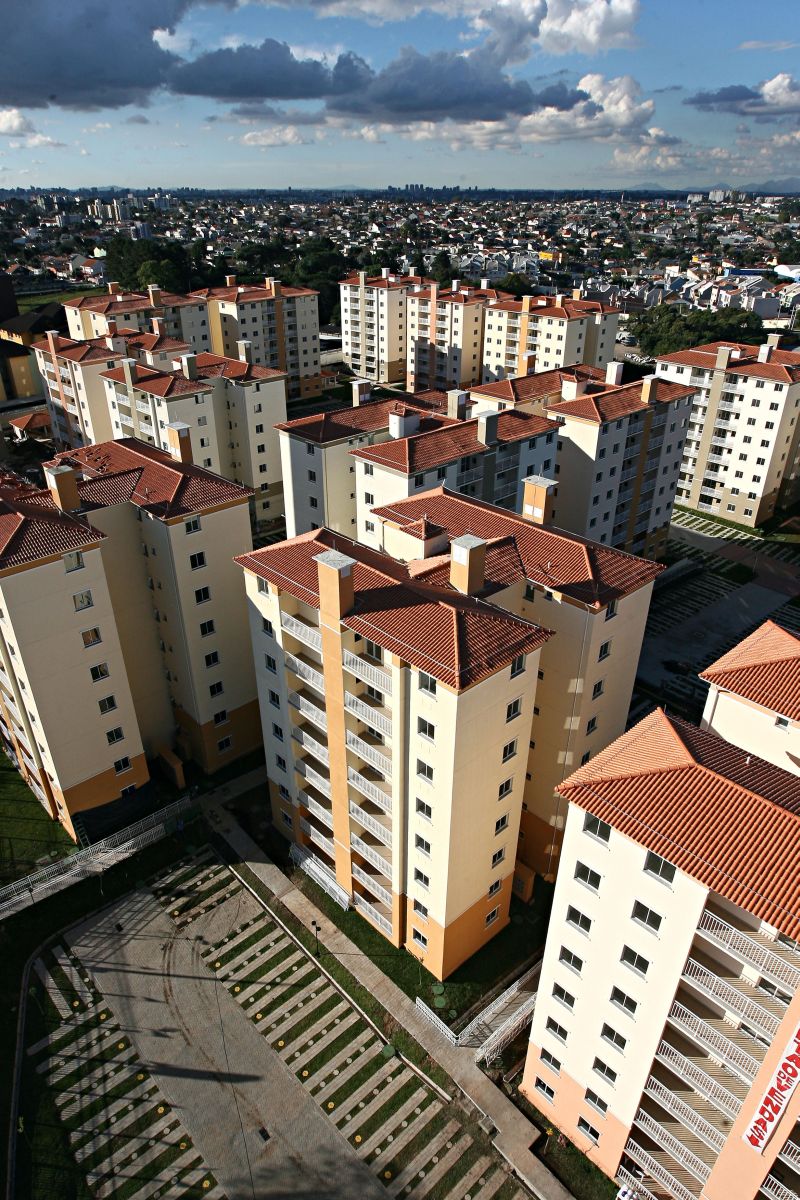 No Pinheirinho, torres de edifícios brotam no lugar de casas e terrenos vazios | Felipe Rosa/ Gazeta do Povo