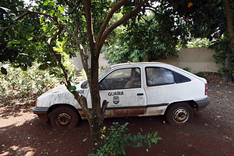 Única viatura de Nova Santa Rosa, este veículo ano 1993 está baixado há anos, mas a cota de combustível continua sendo lançada na conta da delegacia | Albari Rosa/ Gazeta do Povo